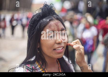 Wayuu, una donna indigena presente alla protesta contro il governo nazionale e che respinge i massacri e l'omicidio dei leader sociali a Bogotà, Colombia, il 21 ottobre 2020. (Foto di Daniel Garzon Herazo/NurPhoto) Foto Stock