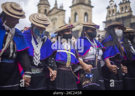 Il popolo di Misak presente nella protesta contro il governo nazionale e respingendo i massacri e l'assassinio di leader sociali a Bogotà, Colombia, il 21 ottobre 2020. (Foto di Daniel Garzon Herazo/NurPhoto) Foto Stock