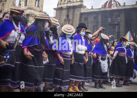 Il popolo di Misak presente nella protesta contro il governo nazionale e respingendo i massacri e l'assassinio di leader sociali a Bogotà, Colombia, il 21 ottobre 2020. (Foto di Daniel Garzon Herazo/NurPhoto) Foto Stock