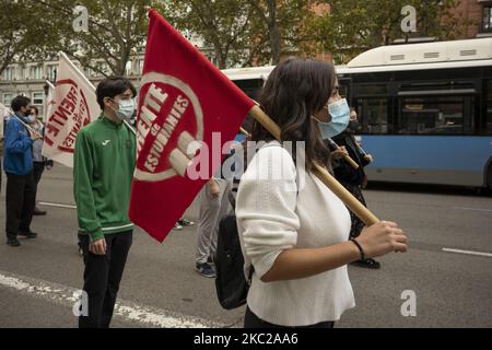 Manifestazione durante una protesta per chiedere miglioramenti agli studenti delle Università e dei Centri di Ricerca dopo il Covid-19 a Madrid, Spagna, il 21 ottobre 2020. (Foto di Oscar Gonzalez/NurPhoto) Foto Stock