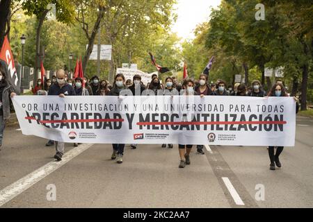 Manifestazione durante una protesta per chiedere miglioramenti agli studenti delle Università e dei Centri di Ricerca dopo il Covid-19 a Madrid, Spagna, il 21 ottobre 2020. (Foto di Oscar Gonzalez/NurPhoto) Foto Stock