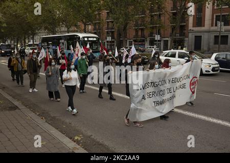 Manifestazione durante una protesta per chiedere miglioramenti agli studenti delle Università e dei Centri di Ricerca dopo il Covid-19 a Madrid, Spagna, il 21 ottobre 2020. (Foto di Oscar Gonzalez/NurPhoto) Foto Stock