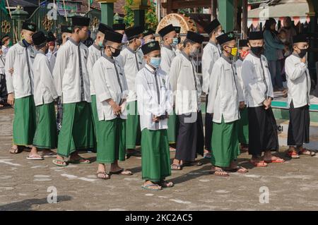 Gli studenti musulmani chiamati 'Santri' da al Ittihad Abdullah Fadhil la scuola islamica ha tenuto una cerimonia per celebrare la Giornata Nazionale Santri a Semarang Regency, Giava Centrale, Indonesia, il 22 ottobre 2020. (Foto di Galih Yoga/NurPhoto) Foto Stock