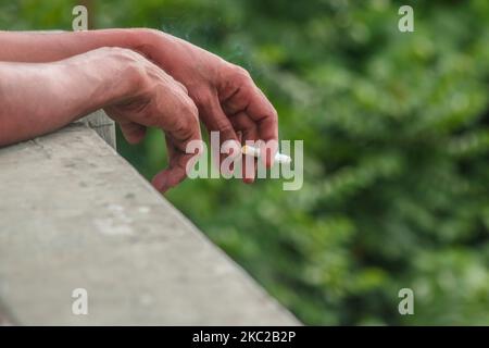 Fumatore in pubblico è visto in Antipolo City, 22 ottobre 2020. Le sigarette nelle Filippine non sono difficili da utilizzare perché possono essere vendute per strada. A causa di quello, chiunque può avvalersi delle sigarette. Secondo Tobacco-Free Kids, tra gli adulti di età pari o superiore a 15 anni, il 23,8% dei filippini utilizza prodotti a base di tabacco, tra cui il 41,9% degli uomini e il 5,8% delle donne. (Foto di Ryan Eduard Benaid/NurPhoto) Foto Stock