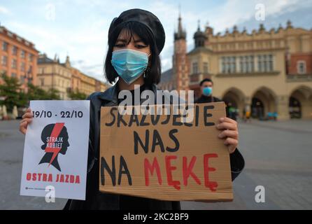 L'attivista pro-choice tiene un cartello con la scritta "ci condannate alla sofferenza" durante una protesta pro-choice nella piazza del mercato di Cracovia, mercoledì 21 ottobre. La Corte Suprema polacca ha stabilito questo pomeriggio che la legge che autorizza la cessazione della gravidanza per danni fetali è incostituzionale, inasprendo di fatto uno dei più severi regimi di aborto in Europa. Il 22 ottobre 2020, a Cracovia, Polonia. (Foto di Artur Widak/NurPhoto) Foto Stock