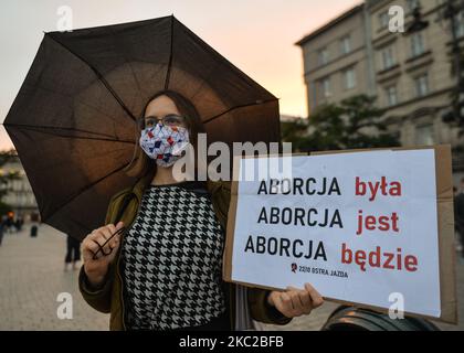 L'attivista Pro-Choice tiene un cartello con la scritta "l'aborto è stato, è e sarà" durante una protesta Pro-Choice nella piazza del mercato di Cracovia mercoledì 21 ottobre. La Corte Suprema polacca ha stabilito questo pomeriggio che la legge che autorizza la cessazione della gravidanza per danni fetali è incostituzionale, inasprendo di fatto uno dei più severi regimi di aborto in Europa. Il 22 ottobre 2020, a Cracovia, Polonia. (Foto di Artur Widak/NurPhoto) Foto Stock