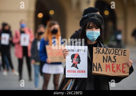 L'attivista pro-choice tiene un cartello con la scritta "ci condannate alla sofferenza" durante una protesta pro-choice nella piazza del mercato di Cracovia, mercoledì 21 ottobre. La Corte Suprema polacca ha stabilito questo pomeriggio che la legge che autorizza la cessazione della gravidanza per danni fetali è incostituzionale, inasprendo di fatto uno dei più severi regimi di aborto in Europa. Il 22 ottobre 2020, a Cracovia, Polonia. (Foto di Artur Widak/NurPhoto) Foto Stock