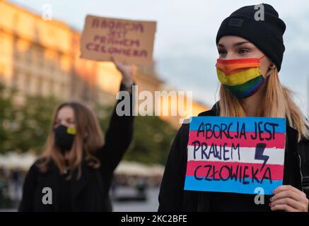 Un attivista pro-choice tiene un cartello con la scritta "l'aborto è un diritto umano" durante una protesta pro-choice nella piazza del mercato di Cracovia mercoledì 21 ottobre. La Corte Suprema polacca ha stabilito questo pomeriggio che la legge che autorizza la cessazione della gravidanza per danni fetali è incostituzionale, inasprendo di fatto uno dei più severi regimi di aborto in Europa. Il 22 ottobre 2020, a Cracovia, Polonia. (Foto di Artur Widak/NurPhoto) Foto Stock