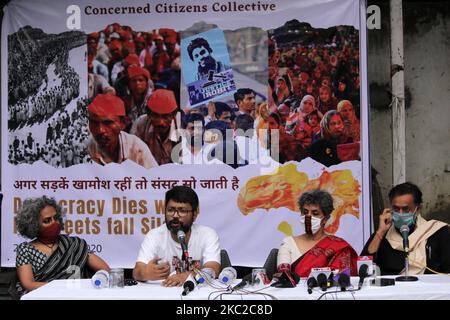 Autore internazionalmente acclamato, Arundhati Roy; Nadeem Khan, cofondatore Unito contro l'odio; Teorista femminista di spicco Prof. Nivedita Menon e Yogendra Yadav, Presidente di Swaraj India, durante una conferenza stampa sulla recente opinione della Corte Suprema sulle proteste pubbliche, in cui si diceva che i luoghi pubblici non possono essere occupati a tempo indeterminato nel contesto di Shaheen Bagh, il 22 ottobre 2020 a Nuova Delhi. Il panel, che comprende eminenti attivisti e persone della società civile, ha condannato la criminalizzazione del diritto a una protesta pubblica pacifica in una democrazia. (Foto di Mayank Makhija/NurPhoto) Foto Stock