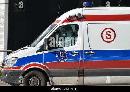 Una vista di un'ambulanza nel centro di Cracovia visto nel centro di Cracovia il 22 ottobre. Il primo ministro polacco Mateusz Morawiecki ha annunciato oggi una serie di regole più severe per fermare l'escalation dell'epidemia COVID-19 quando le infezioni hanno raggiunto un altro record quotidiano. Venerdì 23 ottobre 2020 a Cracovia, Polonia. (Foto di Artur Widak/NurPhoto) Foto Stock