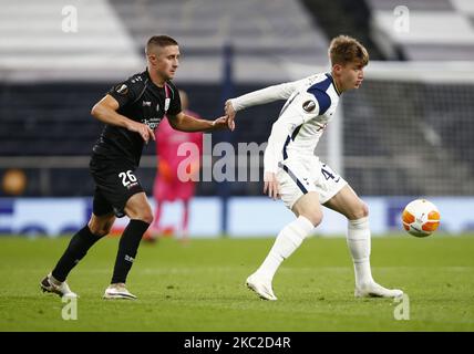 Tottenham Hotspur's Jack Clarke per il suo debutto senior sotto pressione da Reinhold Ranftl di Lask durante il Gruppo J della lega europea tra Tottenham Hotspur e LASK allo stadio Tottenham Hotspur , Londra, Inghilterra il 22nd ottobre 2020 (Photo by Action Foto Sport/NurPhoto) Foto Stock