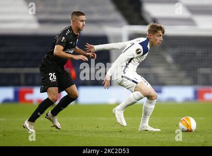 Tottenham Hotspur's Jack Clarke per il suo debutto senior sotto pressione da Reinhold Ranftl di Lask durante il Gruppo J della lega europea tra Tottenham Hotspur e LASK allo stadio Tottenham Hotspur , Londra, Inghilterra il 22nd ottobre 2020 (Photo by Action Foto Sport/NurPhoto) Foto Stock