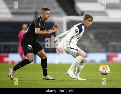 Tottenham Hotspur's Jack Clarke per il suo debutto senior sotto pressione da Reinhold Ranftl di Lask durante il Gruppo J della lega europea tra Tottenham Hotspur e LASK allo stadio Tottenham Hotspur , Londra, Inghilterra il 22nd ottobre 2020 (Photo by Action Foto Sport/NurPhoto) Foto Stock