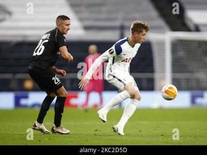 Tottenham Hotspur's Jack Clarke per il suo debutto senior sotto pressione da Reinhold Ranftl di Lask durante il Gruppo J della lega europea tra Tottenham Hotspur e LASK allo stadio Tottenham Hotspur , Londra, Inghilterra il 22nd ottobre 2020 (Photo by Action Foto Sport/NurPhoto) Foto Stock