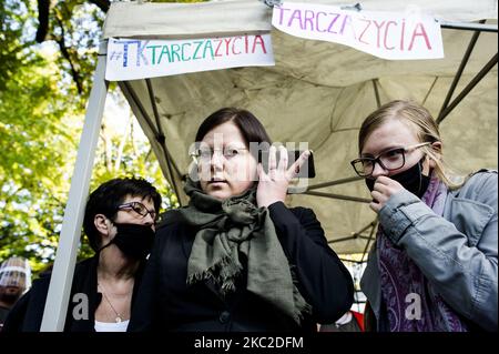 Kaja Godek, attivista chiave anti-aborto in attesa del giudizio, ascoltando il flusso di vita dalla corte. La Corte costituzionale ha deciso di vietare gli aborti per le indicazioni fetali, a Varsavia, in Polonia, il 22 ottobre 2020. Al di fuori del tribunale, attivisti di entrambe le parti si sono riuniti in preghiera per i giudici per introdurre il divieto o per protestare contro la limitazione dei diritti riproduttivi delle donne. (Foto di Piotr Lapinski/NurPhoto) Foto Stock