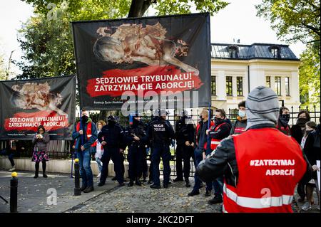 Striscioni anti-aborto accanto all'edificio della corte mentre la Corte costituzionale stava decidendo di vietare gli aborti per le indicazioni fetali, a Varsavia, in Polonia, il 22 ottobre 2020. Al di fuori del tribunale, attivisti di entrambe le parti si sono riuniti in preghiera per i giudici per introdurre il divieto o per protestare contro la limitazione dei diritti riproduttivi delle donne. (Foto di Piotr Lapinski/NurPhoto) Foto Stock