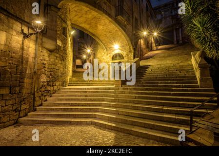 Via Pujada de Sant Domènec, nel vecchio quartiere di Girona. Questa strada è stata teatro di alcuni film (Girona, Catalogna, Spagna) Foto Stock