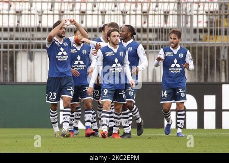 Filip Djordjevic di Chievo Verona festeggia con i compagni di squadra dopo aver segnato il suo secondo gol durante la partita di Serie B tra AC Monza e Chievo Verona allo Stadio Brianteo del 24 ottobre 2020 a Monza (Foto di Giuseppe Cottini/NurPhoto) Foto Stock