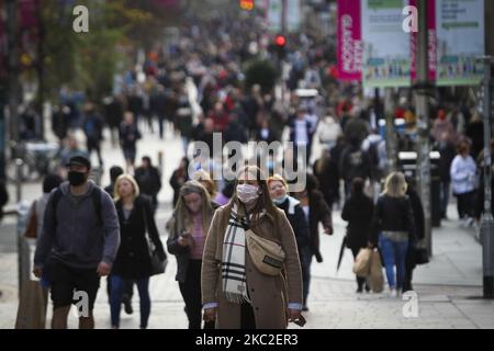 Membri del pubblico nel centro di Glasgow il 24 ottobre 2020 a Glasgow, Scozia. A seguito di una riunione del gabinetto tenutasi mercoledì mattina, il primo ministro Nicola Sturgeon ha confermato che il governo scozzese ha deciso di prorogare le restrizioni fino alle 6am:00 del 2 novembre, Tali restrizioni includono il divieto di visitare le case di altre persone e l'imposizione di un divieto a tutti i pub e ristoranti della Central Belt scozzese, compresi Edimburgo e Glasgow. (Foto di Ewan Bootman/NurPhoto) Foto Stock