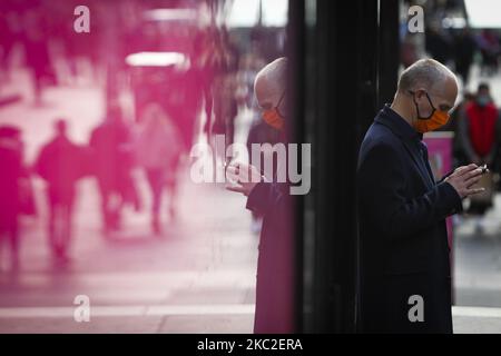 Membri del pubblico nel centro di Glasgow il 24 ottobre 2020 a Glasgow, Scozia. A seguito di una riunione del gabinetto tenutasi mercoledì mattina, il primo ministro Nicola Sturgeon ha confermato che il governo scozzese ha deciso di prorogare le restrizioni fino alle 6am:00 del 2 novembre, Tali restrizioni includono il divieto di visitare le case di altre persone e l'imposizione di un divieto a tutti i pub e ristoranti della Central Belt scozzese, compresi Edimburgo e Glasgow. (Foto di Ewan Bootman/NurPhoto) Foto Stock