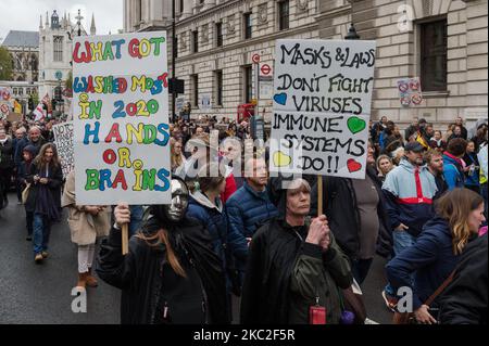I dimostranti partecipano alla marcia Unite per la libertà lungo Whitehall per protestare contro le restrizioni e le leggi imposte dal governo per controllare la diffusione di coronavirus, chiusure, maschere facciali obbligatorie e vaccini, il 24 ottobre 2020 a Londra, Inghilterra. (Foto di Wiktor Szymanowicz/NurPhoto) Foto Stock