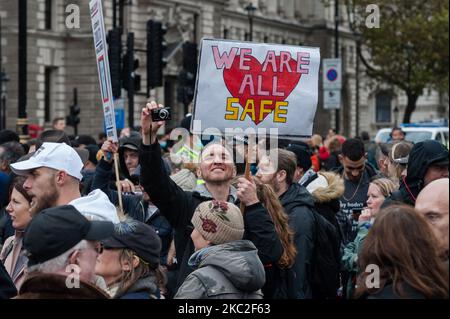 I dimostranti partecipano alla marcia Unite per la libertà lungo Whitehall per protestare contro le restrizioni e le leggi imposte dal governo per controllare la diffusione di coronavirus, chiusure, maschere facciali obbligatorie e vaccini, il 24 ottobre 2020 a Londra, Inghilterra. (Foto di Wiktor Szymanowicz/NurPhoto) Foto Stock
