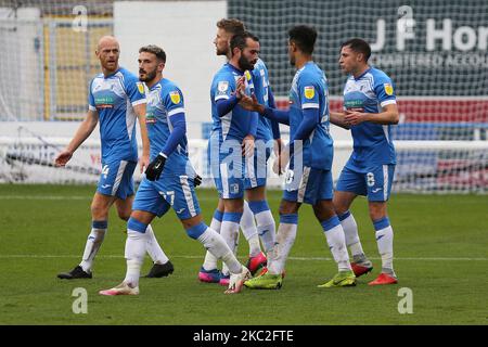 Dior Angus of Barrow festeggia con i suoi compagni di squadra dopo aver segnato i primi punteggi gol dal punto di penalità durante la partita della Sky Bet League 2 tra Barrow e Walsall presso Holker Street, Barrow-in-Furness sabato 24th ottobre 2020. (Foto di Mark Fletcher/MI News/NurPhoto) Foto Stock