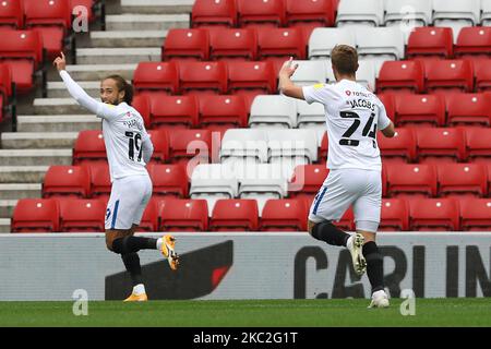 Marcus Harness of Portsmouth festeggia di mettere i visitatori 1-0 in su durante la partita della Sky Bet League 1 tra Sunderland e Portsmouth allo Stadio di luce, Sunderland sabato 24th ottobre 2020. (Foto di Robert Smith/MI News/NurPhoto) Foto Stock