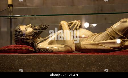 Scultura di Cristo subalterno (1350) all'interno della basilica di Sant Feliu a Girona (Catalogna, Spagna) ESP: Escultura de Cristo yacente (1350) en Gerona Foto Stock