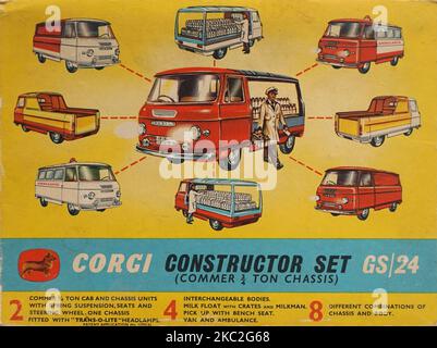 Set costruttore Corgi Toys Commer Van GS24. Questo set regalo è stato fornito con due modelli base di telaio furgone e cabina, a cui è possibile collegare una delle sei diverse carrozzerie - Ambulance, Milk Float, builders furgone, ecc. rilasciato nel 1965. Foto Stock