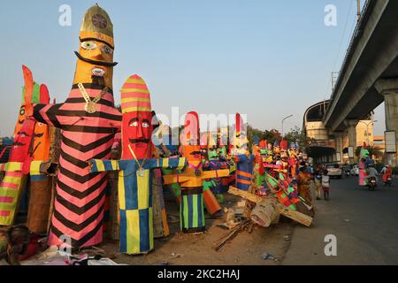 Effigi del re demone Ravana messo in mostra per la vendita a bordo strada, alla vigilia del festival di Dusshera a Jaipur, Rajasthan, India, Sabato, 24 ottobre, 2020.(Photo by Vishal Bhatnagar/NurPhoto) Foto Stock