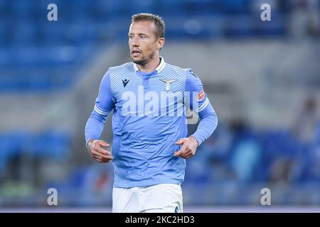 Lucas Leiva della SS Lazio guarda in occasione della Serie Un match tra SS Lazio e Bologna FC allo Stadio Olimpico di Roma il 24 ottobre 2020. (Foto di Giuseppe Maffia/NurPhoto) Foto Stock