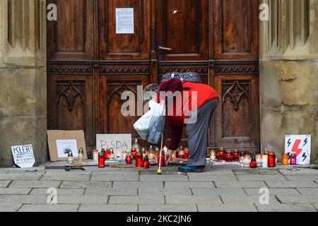 Candele e messaggi lasciati dagli attivisti Pro-Choice di fronte all'ingresso di una chiesa situata vicino al Palazzo Vescovile, sede della Curia metropolitana di Cracovia. Migliaia di persone di tutte le età hanno marciato di nuovo a Cracovia e in altre città polacche per il quarto giorno di fila in una serie di proteste contro la nuova legge sull'aborto. La protesta è una reazione diretta alla sentenza di giovedì della Corte Suprema polacca secondo cui la legge esistente che autorizza la cessazione della gravidanza per il feto è contraria alla costituzione, inasprendo di fatto uno dei più severi regimi di aborto in Europa. Domenica 25 ottobre 2020, a Cracovia, P Foto Stock