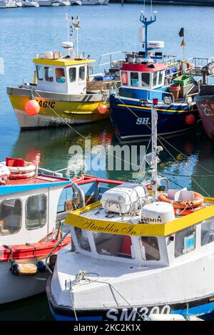 Barche da pesca nel porto di Scarborough North Yorkshire, Inghilterra Foto Stock