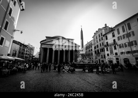 (NOTA DELL'EDITORE: L'immagine è stata convertita in bianco e nero) Una vista di Piazza della rotonda, a Roma, Italia il 25 ottobre 2020, in mezzo alla pandemia COVID-19. Il 25 ottobre 2020 il primo ministro italiano Giuseppe Conte ha inasprito le restrizioni nazionali al coronavirus, dopo che il paese ha registrato un numero record di nuovi casi. (Foto di Andrea Ronchini/NurPhoto) Foto Stock