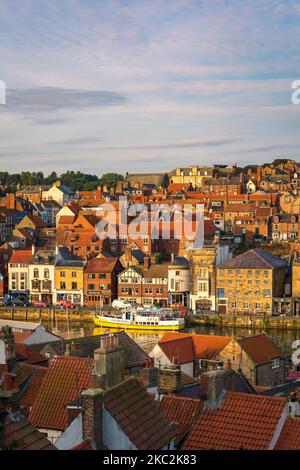 Barche ormeggiate sul fiume Esk Whitby North Yorkshire Inghilterra alla luce del mattino Foto Stock