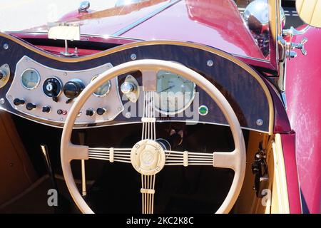 Gli interni della vettura ROSSA MG TC durante il Festival del Blues di Napoli Maine Foto Stock
