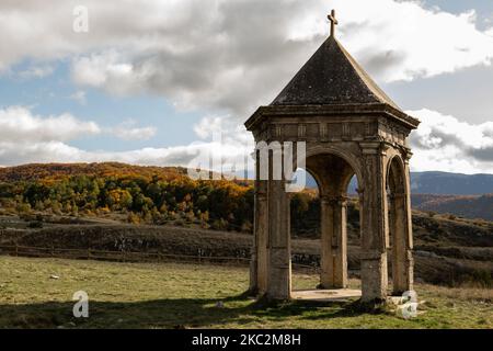 Fogliame autunnale sui colori più alti nel Parco Regionale Sirente Velino, Abruzzo (Italia), il 25 ottobre 2020. (Foto di Lorenzo di Cola/NurPhoto) Foto Stock