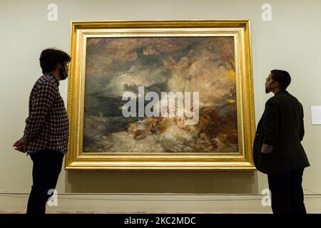 (SOLO PER USO EDITORIALE) i membri dello staff della Galleria guardano a 'A Disaster at Sea', c.1835 di JMW Turner (1775-1851) durante una fotocall per promuovere l'apertura della mostra 'Turner's Modern World' a Tate Britain (28 ottobre 2020 - 7 marzo 2021) dedicata al più grande pittore di paesaggi britannico, il 26 ottobre 2020 a Londra, Inghilterra. (Foto di Wiktor Szymanowicz/NurPhoto) Foto Stock