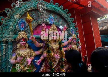 Durga Puja Pandal a Sherpur, Bogura in Bangladesh il 26 ottobre 2020. Gli indù in Bangladesh festeggiano Vijayadashami, il festival Durga Puja termina con il Vijaya Dashami (10th giorno), e in questo giorno la gente si scambierà i saluti dopo che gli idoli sono immersi nel fiume. Durga Puja è particolarmente popolare in Bengala Occidentale, Assam, Bihar, Tripura, e Odisha, Oltre al Bangladesh e al Nepal. (Foto di Masfiqur Sohan/NurPhoto) Foto Stock