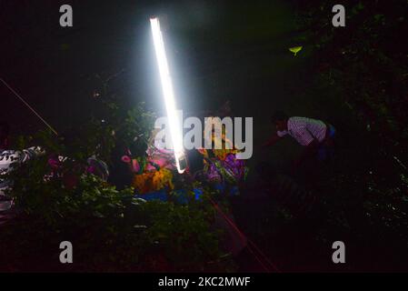 Affondamento della dea Durga a Sherpur, Bogura in Bangladesh il 26 ottobre 2020 gli indù in Bangladesh celebrano Vijayadashami, il festival Durga Puja termina con il Vijaya Dashami (10th giorno), e in questo giorno la gente si scambiano i saluti dopo che gli idoli sono immersi nel fiume. Durga Puja è particolarmente popolare in Bengala Occidentale, Assam, Bihar, Tripura, e Odisha, Oltre al Bangladesh e al Nepal. (Foto di Masfiqur Sohan/NurPhoto) Foto Stock