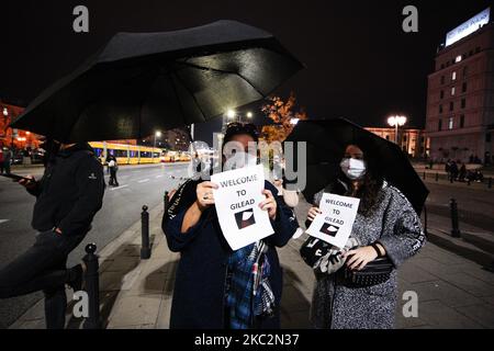 I manifestanti sono visti in possesso di segni con riferimenti alla serie televisiva distopica "la cameriera" a Varsavia, Polonia, il 26 ottobre 2020. Lunedì, per il quinto giorno consecutivo, i manifestanti pro-scelta sono scesi in piazza per manifestare contro la recente sentenza del Tribunale costituzionale, che ha portato ad un divieto quasi totale degli aborti. Migliaia di manifestanti in tutto il paese hanno risposto a chiamate spontanee per bloccare il traffico. Le proteste sono durate per diverse ore, paralizzando il traffico e in alcuni casi causando scontri tra manifestanti e nazionalisti di estrema destra che, in collaborazione con p Foto Stock