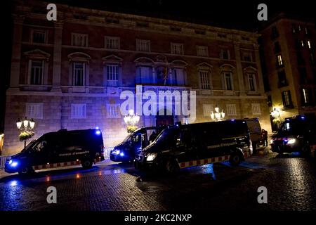 Barcellona strade vuote e con forte presenza della polizia durante la seconda notte di coprifuoco contro la pandemia di Coronavirus - Covid 19. Barcellona, Catalogna, Spagna il 26 ottobre 2020 (Foto di Albert Llop/NurPhoto) Foto Stock