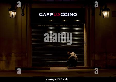 Barcellona strade vuote e con forte presenza della polizia durante la seconda notte di coprifuoco contro la pandemia di Coronavirus - Covid 19. Barcellona, Catalogna, Spagna il 26 ottobre 2020 (Foto di Albert Llop/NurPhoto) Foto Stock