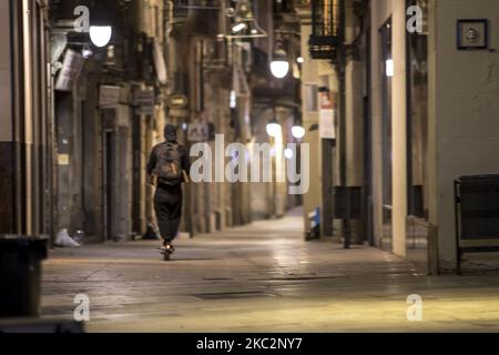 Barcellona strade vuote e con forte presenza della polizia durante la seconda notte di coprifuoco contro la pandemia di Coronavirus - Covid 19. Barcellona, Catalogna, Spagna il 26 ottobre 2020 (Foto di Albert Llop/NurPhoto) Foto Stock