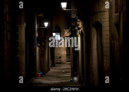 Barcellona strade vuote e con forte presenza della polizia durante la seconda notte di coprifuoco contro la pandemia di Coronavirus - Covid 19. Barcellona, Catalogna, Spagna il 26 ottobre 2020 (Foto di Albert Llop/NurPhoto) Foto Stock