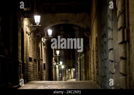 Barcellona strade vuote e con forte presenza della polizia durante la seconda notte di coprifuoco contro la pandemia di Coronavirus - Covid 19. Barcellona, Catalogna, Spagna il 26 ottobre 2020 (Foto di Albert Llop/NurPhoto) Foto Stock