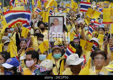 I pro-reali indossano camicie gialle mentre tengono ritratti della famiglia reale tailandese durante una monarchia di sostegno al parco Lumpini di Bangkok il 27 ottobre 2020. (Foto di Chaiwat Subprasom/NurPhoto) Foto Stock