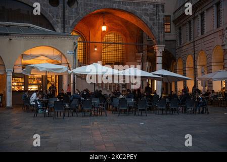 Nella foto i cittadini padovani bevono il loro ultimo spritz al bar prima della chiusura anticipata prevista per il 18,00 , Padova, Italia, 26th ottobre 2020 (Foto di Roberto Silvino/NurPhoto) Foto Stock