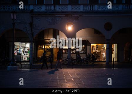 Nella foto i cittadini padovani bevono il loro ultimo spritz al bar prima della chiusura anticipata prevista per il 18,00 , Padova, Italia, 26th ottobre 2020 (Foto di Roberto Silvino/NurPhoto) Foto Stock